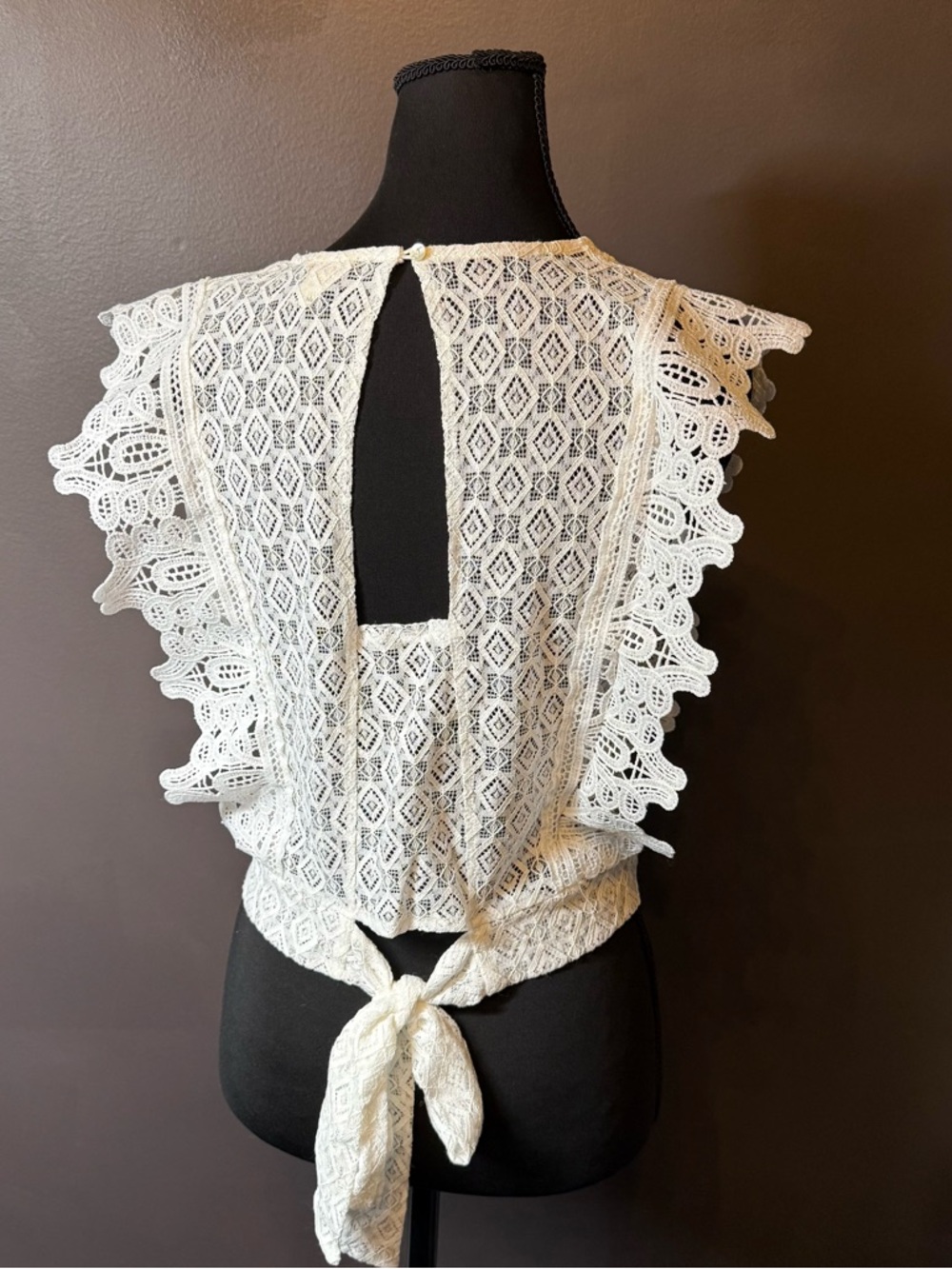 Crochet Lace Cap-Sleeve Blouse in White - Picture 4 of 6